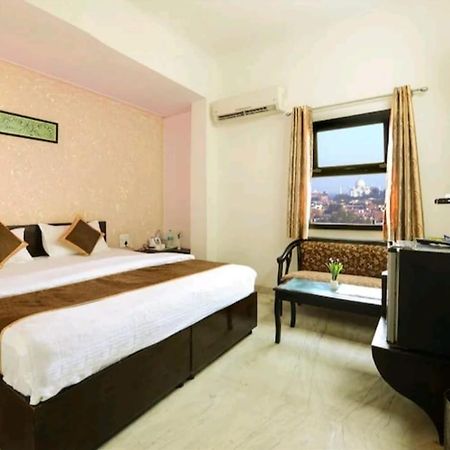 Hotel The First By Goyal Hotelie Agra  Exterior photo