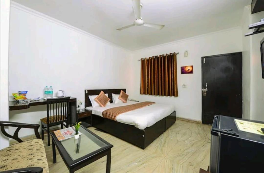 Hotel The First By Goyal Hotelie Agra  Exterior photo