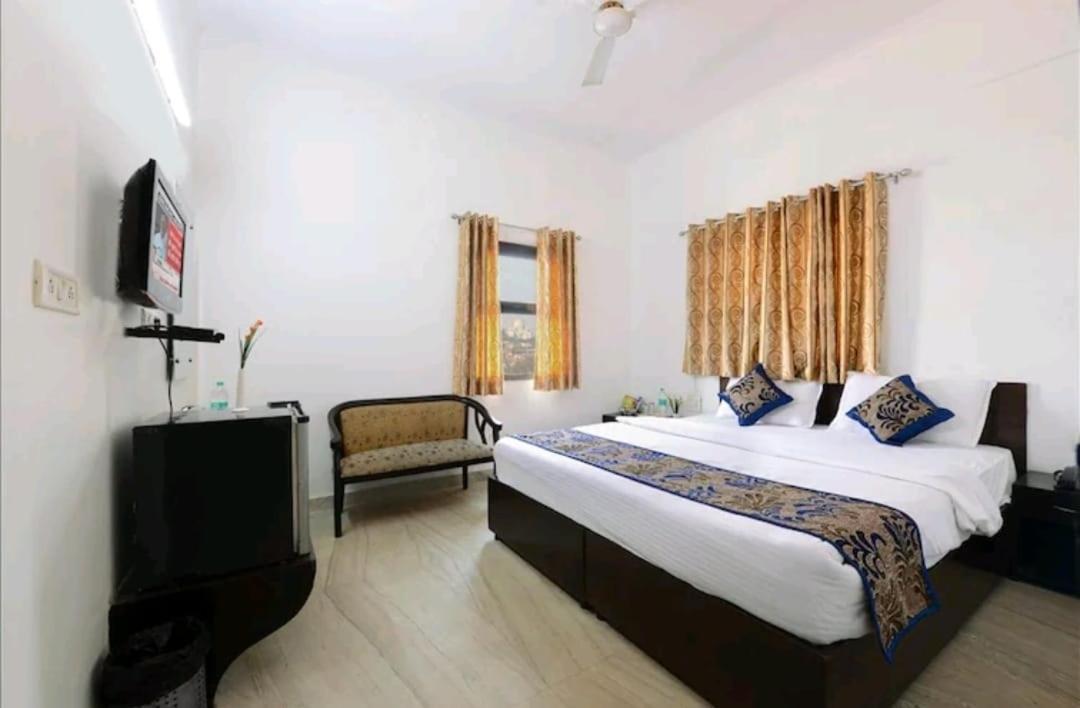 Hotel The First By Goyal Hotelie Agra  Exterior photo