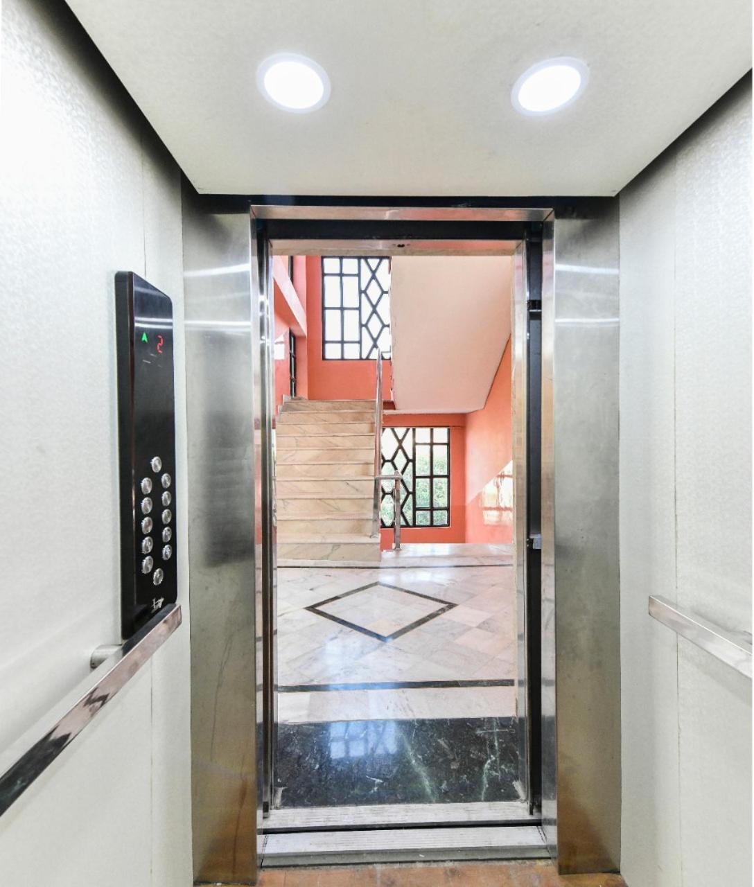Hotel The First By Goyal Hotelie Agra  Exterior photo